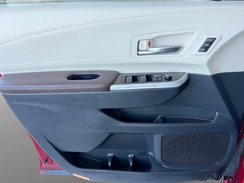 2023 Toyota Sienna Platinum 7 Passenger