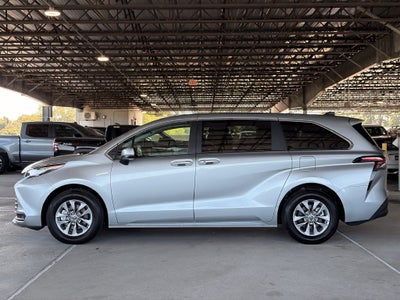 2025 Toyota Sienna LE 8 Passenger