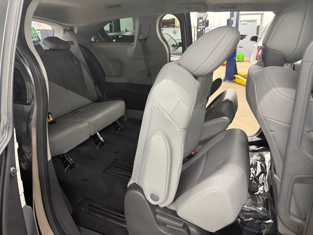 2022 Toyota SIENNA XLE XLE