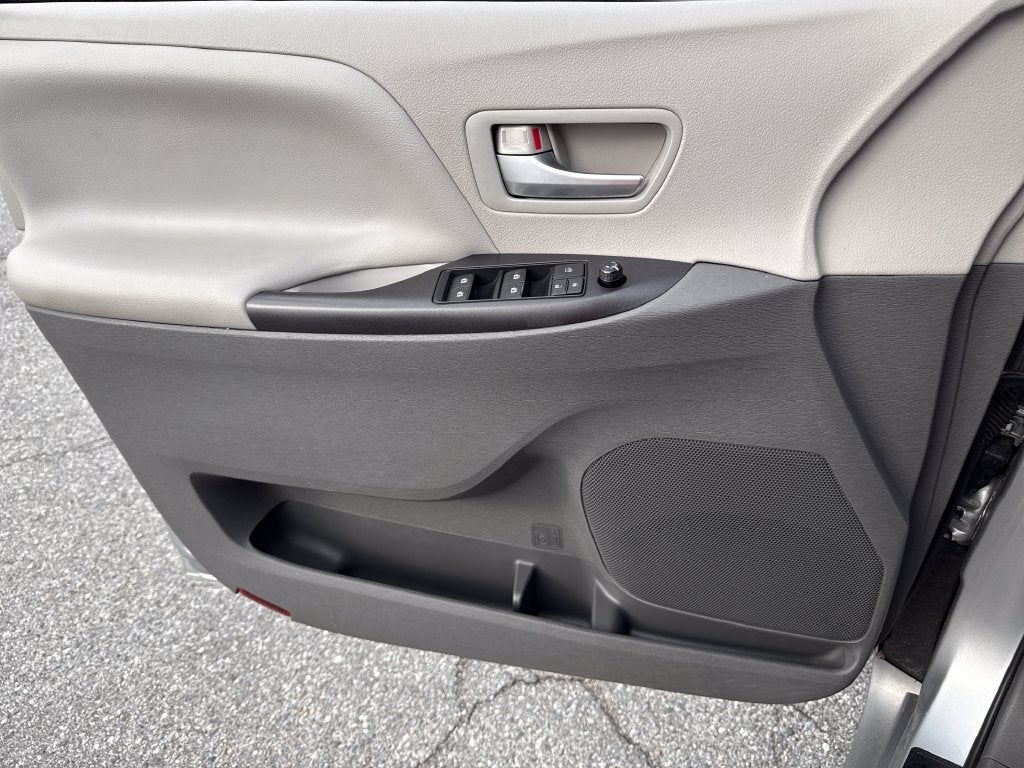 2015 Toyota Sienna LE 7 Passenger