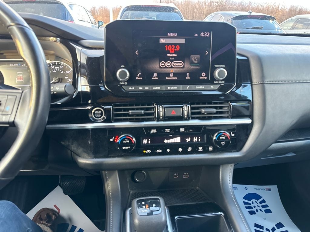 2024 Nissan Pathfinder SV