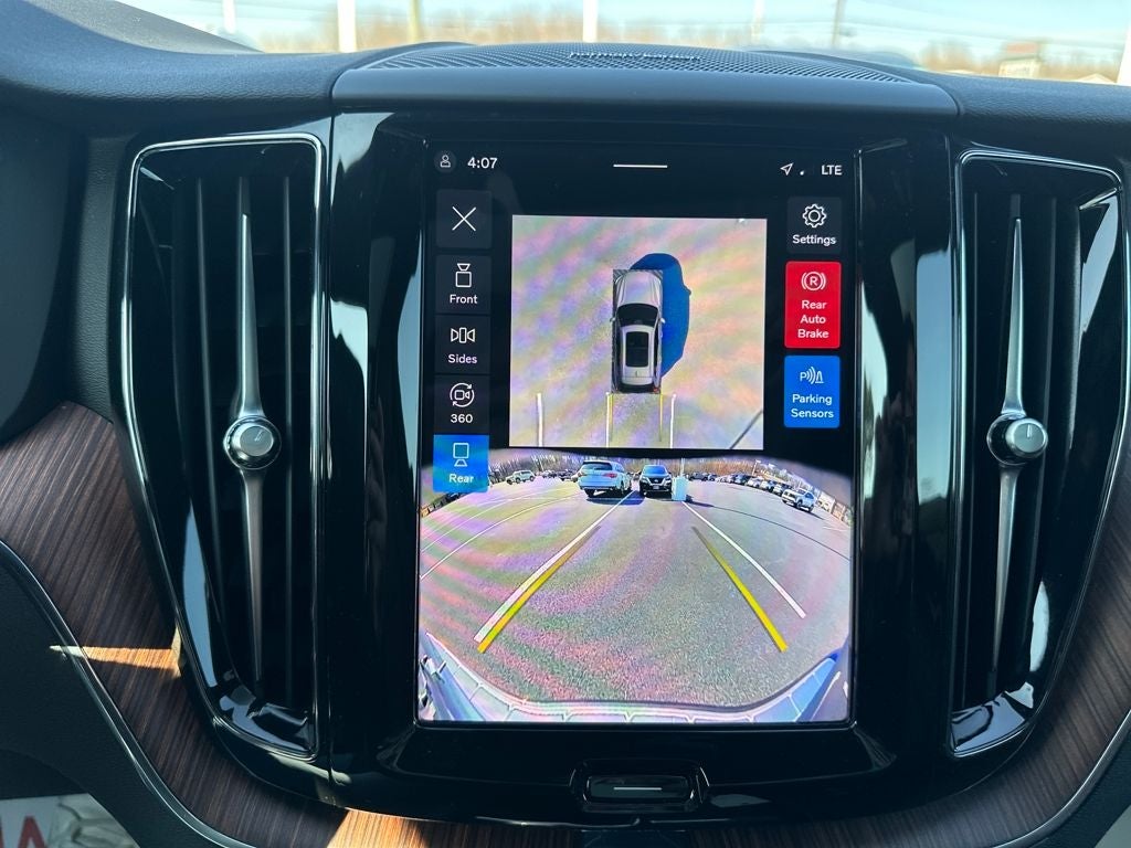 2024 Volvo XC60 B5 Plus Dark Theme