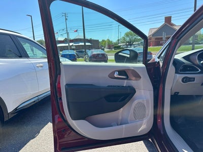2023 Chrysler Voyager LX