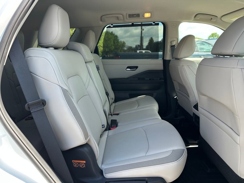 2025 Nissan Pathfinder SL 4WD