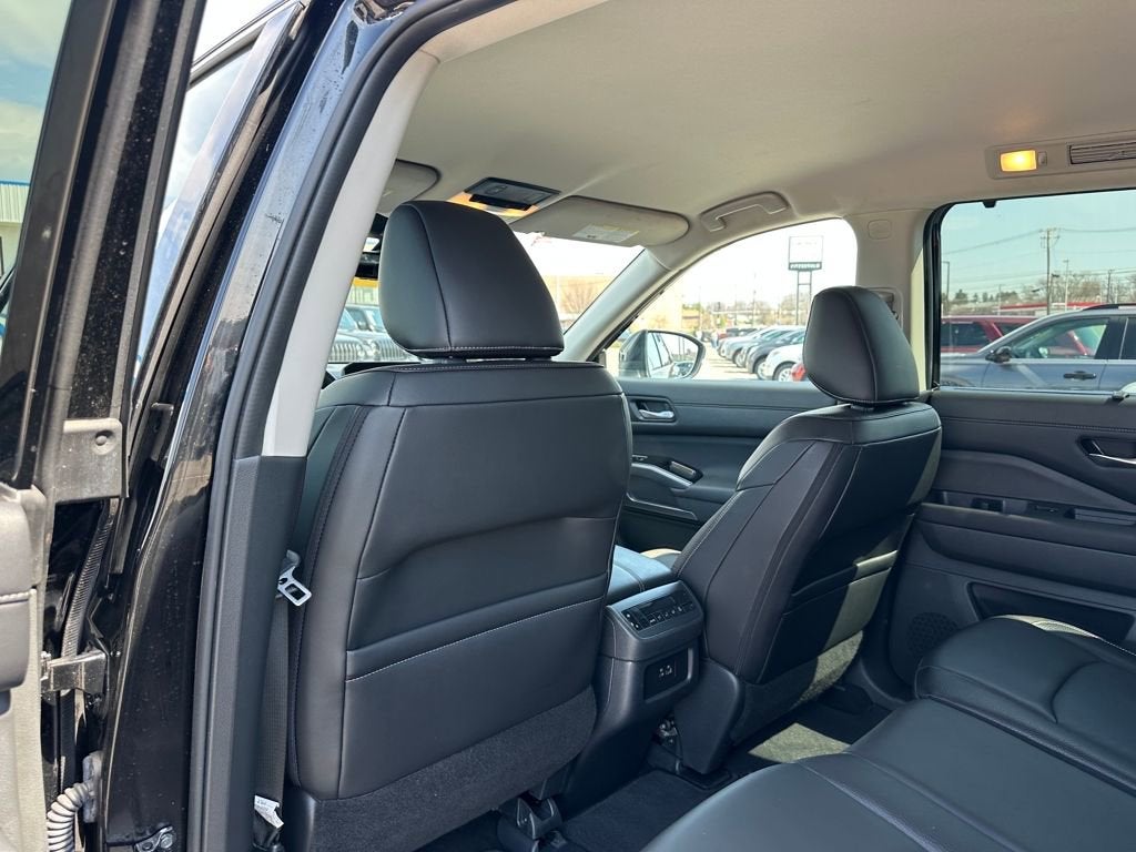 2025 Nissan Pathfinder SL 4WD