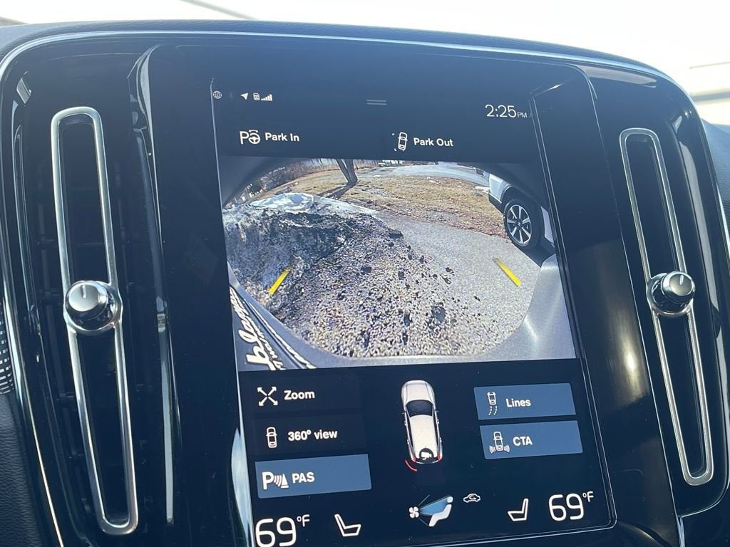 2022 Volvo XC40 R-Design