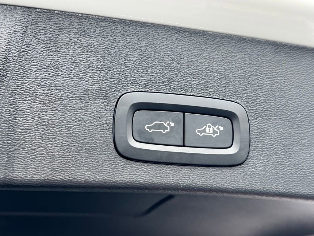 2023 Volvo XC40 Plus Bright Theme