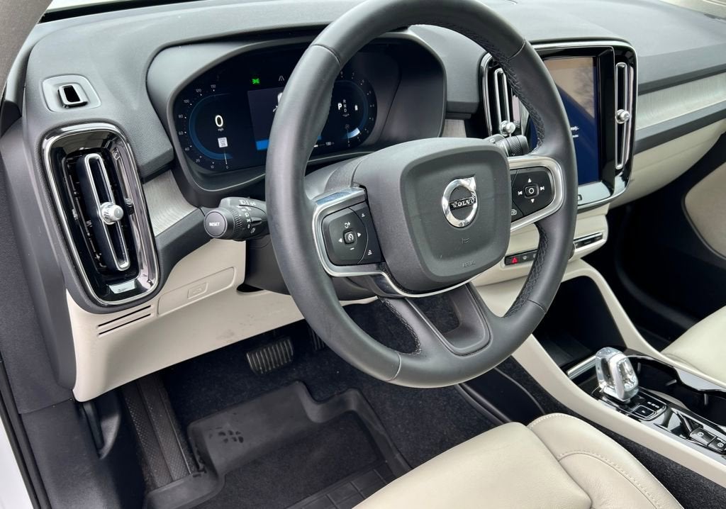 2023 Volvo XC40 Plus Bright Theme