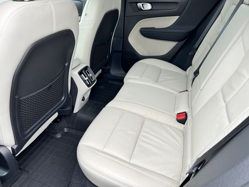 2023 Volvo XC40 Plus Bright Theme